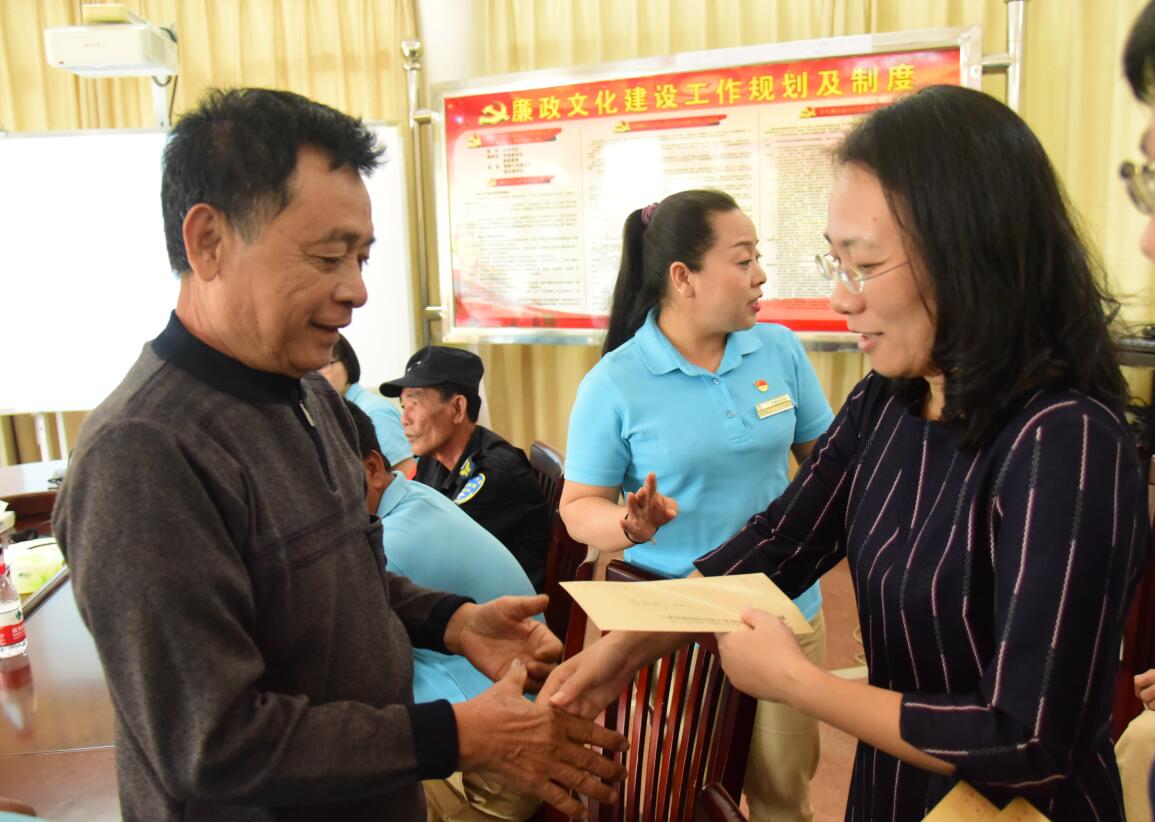 市國資委黨委書記、主任周春華走進(jìn)天涯海角景區(qū)慰問困難黨員.jpg